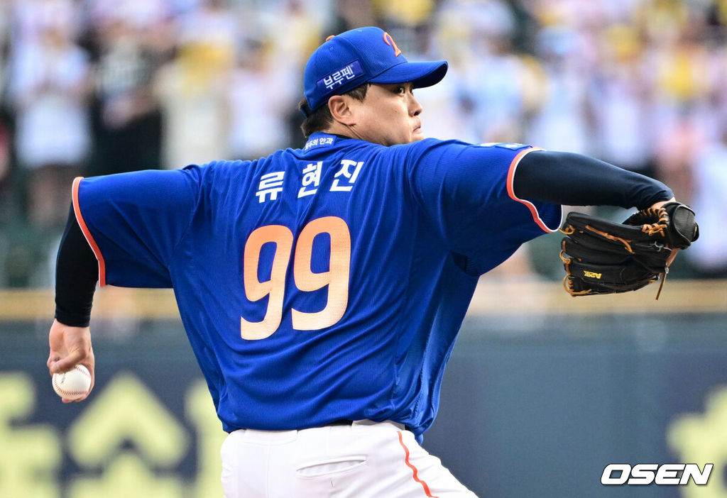 8일 오후 서울 잠실구장에서 ‘2025 신한 SOL Bank KBO리그’ LG 트윈스와 한화 이글스의 경기가 열렸다.LG는 임찬규, 한화는 류현진을 선발로 내세웠다.1회말 한화 류현진이 역투하고 있다. 2025.08.08 /cej@osen.co.kr