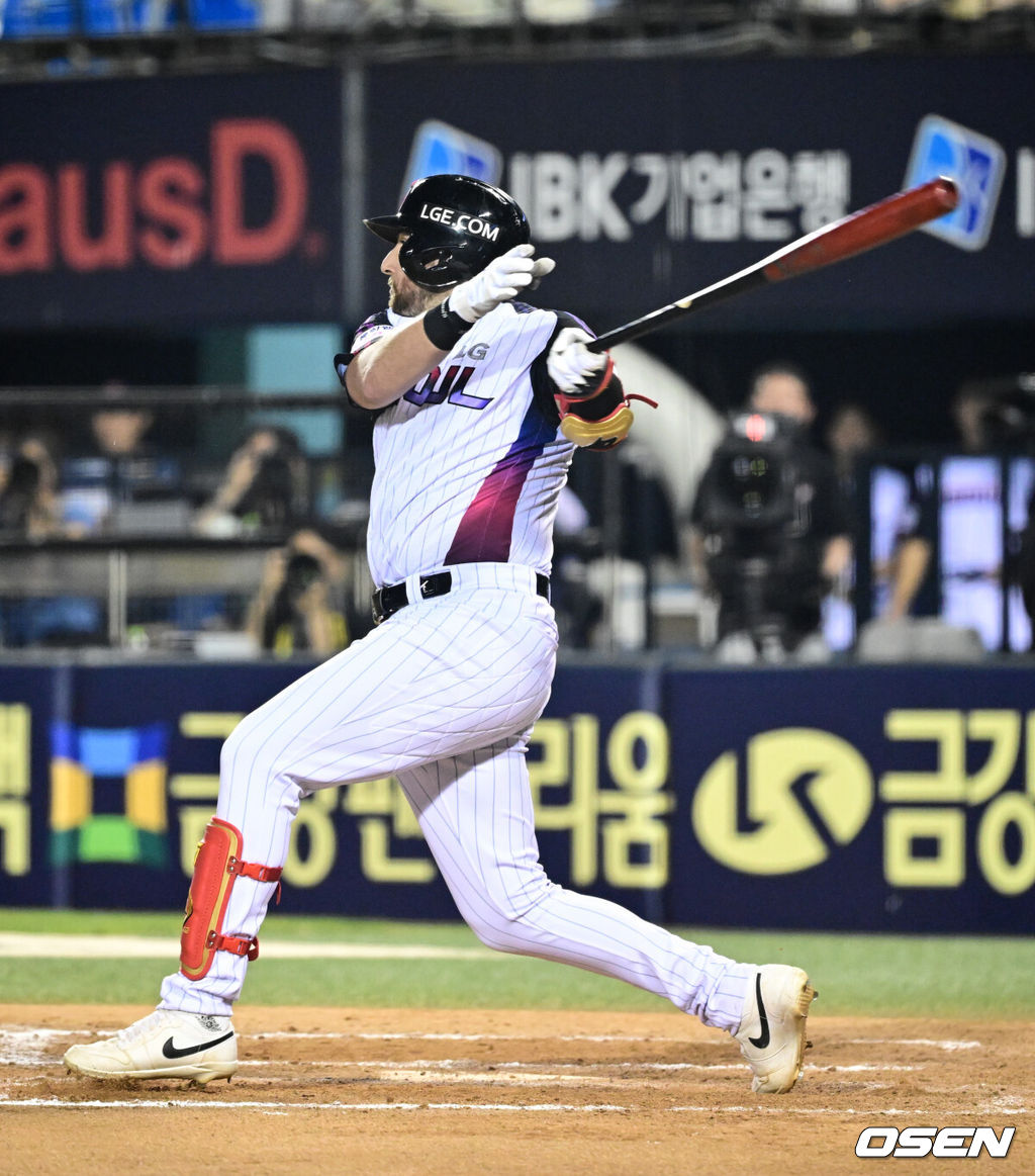 8일 오후 서울 잠실구장에서 ‘2025 신한 SOL Bank KBO리그’ LG 트윈스와 한화 이글스의 경기가 열렸다.LG는 임찬규, 한화는 류현진을 선발로 내세웠다.7회말 2사 1,2루 LG 오스틴이 동점 적시타를 날리고 있다. 2025.08.08 /cej@osen.co.kr