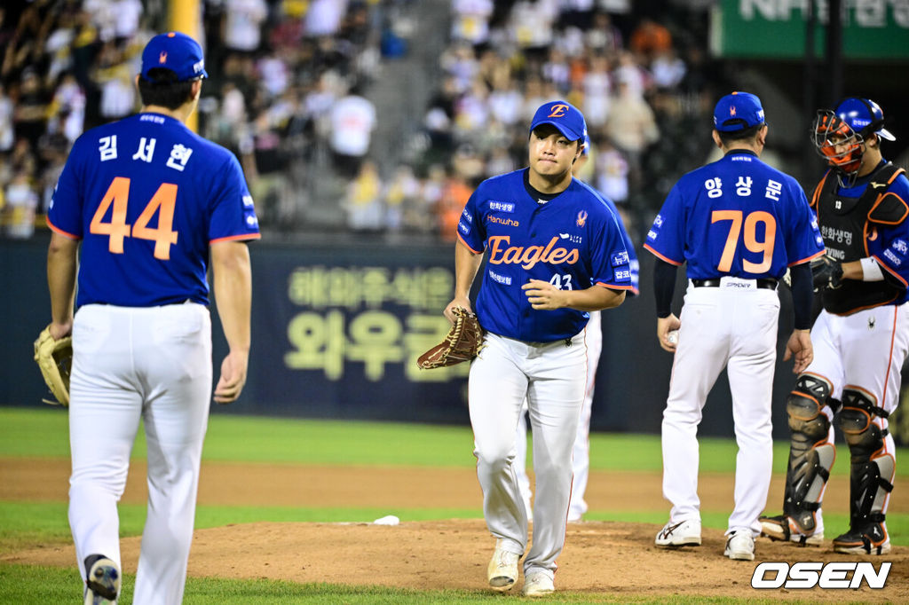 8일 오후 서울 잠실구장에서 ‘2025 신한 SOL Bank KBO리그’ LG 트윈스와 한화 이글스의 경기가 열렸다.LG는 임찬규, 한화는 류현진을 선발로 내세웠다.9회말 2사 2루 한화 투수가 정우주에서 기머현으로 교체되고 있다. 2025.08.08 /cej@osen.co.kr