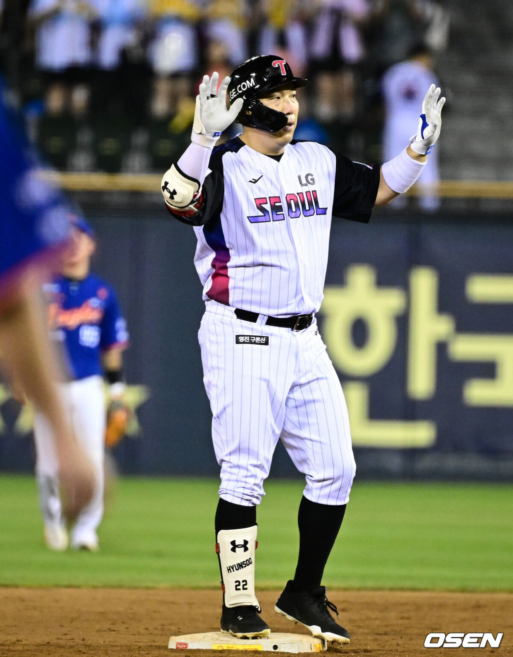 8일 오후 서울 잠실구장에서 ‘2025 신한 SOL Bank KBO리그’ LG 트윈스와 한화 이글스의 경기가 열렸다.LG는 임찬규, 한화는 류현진을 선발로 내세웠다.연장 10회말 1사 LG 김현수가 안타를 날리고 있다. 개인통산 2500안타로 KBO 역대 4번째를 기록했다.. 2025.08.08 /cej@osen.co.kr