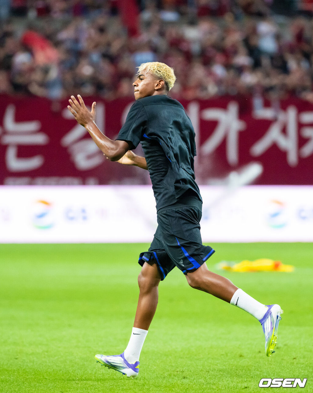 31일 오후 서울월드컵경기장에서 바르셀로나와 FC서울의 FC바르셀로나 2025 아시아 투어 에디션 한국 경기가 진행됐다.한지 플릭 감독이 이끄는 바르셀로나는 로베르트 레반도프스키를 필두로 하피냐, 다니 올모, 라민 야말이 공격진을, 중원에는 페드리, 프렌키 더 용이 구성하며, 포백은 알레한드로 발데, 로날드 아라우호, 파우 쿠바르시, 쥘 쿤데가 이룬다. 마지막으로 골문은 후안 가르시아가 지킨다.김기동 감독이 지휘하는 서울은 조영욱이 원톱으로 나서고, 문선민, 린가드, 안데르손이 지원 사격한다. 미드필드는 이승모, 정승원이 책임지고, 수비는 김진수, 정태욱, 야잔, 박수일이 구성한다. 골키퍼 장갑은 강현무가 착용한다.경기 앞두고 바르셀로나 라민 야말이 팬들에게 인사를 하고 있다.  2025.07.31 / soul1014@osen.co.kr