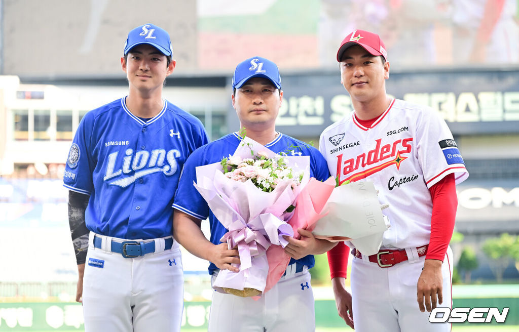 7일 오후 인천 문학 SSG랜더스필드에서 ‘2025 신한 SOL BANK KBO리그’ SSG 랜더스와 삼성 라이온즈의 경기가 진행됐다.이날 SSG은 김광현을, 삼성은 후라도를 선발투수로 내세웠다.경기 앞서 진행된 삼성 오승환 은퇴 기념행사에서 삼성 오승환과 구자욱, 김광현이 포토타임을 갖고 있다.  2025.08.07 / soul1014@osen.co.kr