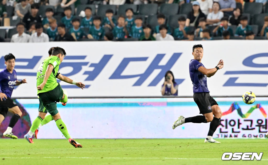 8일 오후 전주월드컵경기장에서 하나은행 K리그1 2025 25라운드 전북현대와 FC안양의 경기가 열렸다. 전북은 이날 21경기 연속 무패에 도전한다.전반 전북 박진섭이 선제골에 성공하고 있다. 2025.08.08 / rumi@osen.co.kr