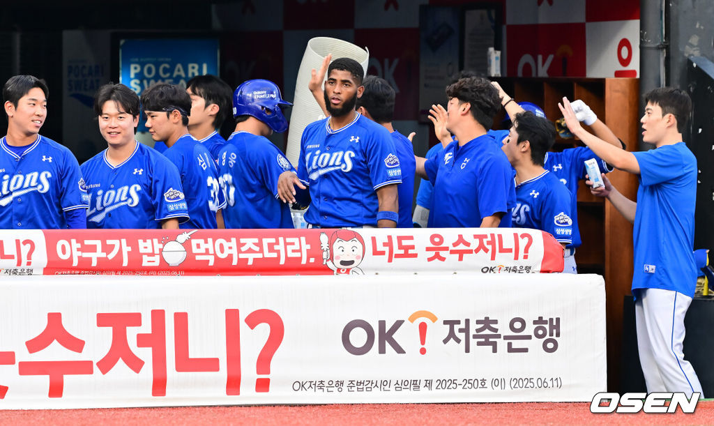 8일 오후 수원 KT위즈파크에서 ‘2025 신한 SOL BANK KBO리그’ KT 위즈와 삼성 라이온즈의 경기가 진행됐다.이날 KT는 소형준을, 삼성은 원태인을 선발투수로 내세웠다.2회초 삼성 선두타자 김영웅이 선취 솔로홈런을 날리고 동료들의 축하를 받고 있다 2025.08.08 / soul1014@osen.co.kr