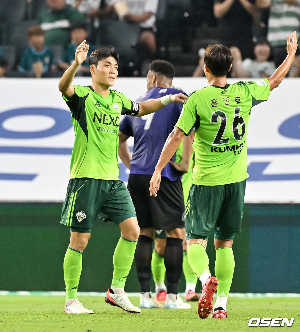8일 오후 전주월드컵경기장에서 하나은행 K리그1 2025 25라운드 전북현대와 FC안양의 경기가 열렸다.  전북은 이날 21경기 연속 무패에 도전한다.전반 전북 박진섭이 선제골에 성공한 후 기뻐하고 있다. 2025.08.08 / rumi@osen.co.kr