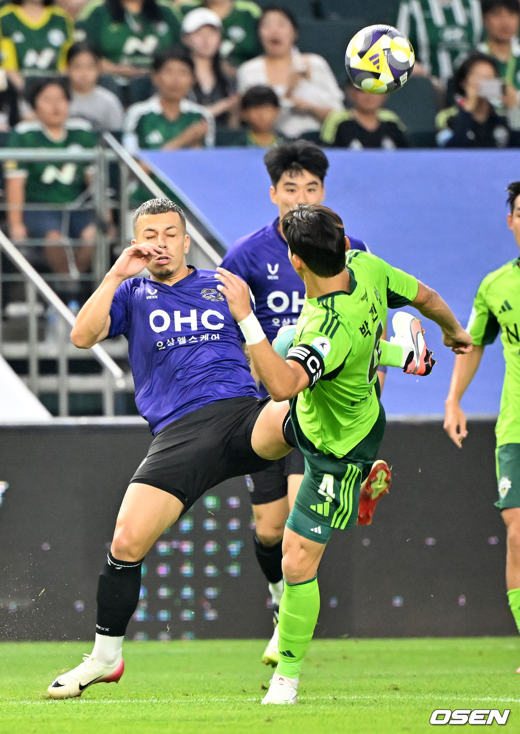 8일 오후 전주월드컵경기장에서 하나은행 K리그1 2025 25라운드 전북현대와 FC안양의 경기가 열렸다.  전북은 이날 21경기 연속 무패에 도전한다.전반 안양 마테우스와 전북 박진섭이 볼다툼을 하고 있다. 2025.08.08 / rumi@osen.co.kr