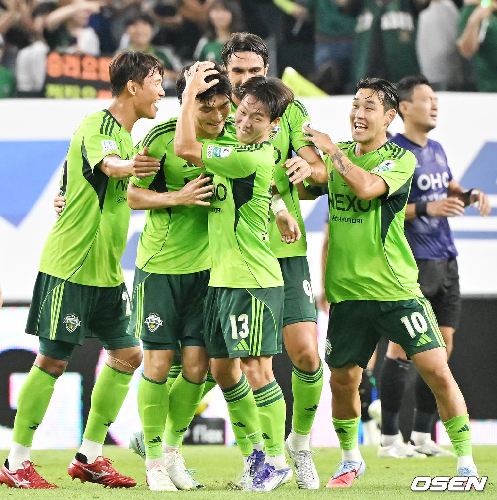 8일 오후 전주월드컵경기장에서 하나은행 K리그1 2025 25라운드 전북현대와 FC안양의 경기가 열렸다.  전북은 이날 21경기 연속 무패에 도전한다.전반 전북 박진섭이 선제골에 성공한 후 기뻐하고 있다. 2025.08.08 / rumi@osen.co.kr