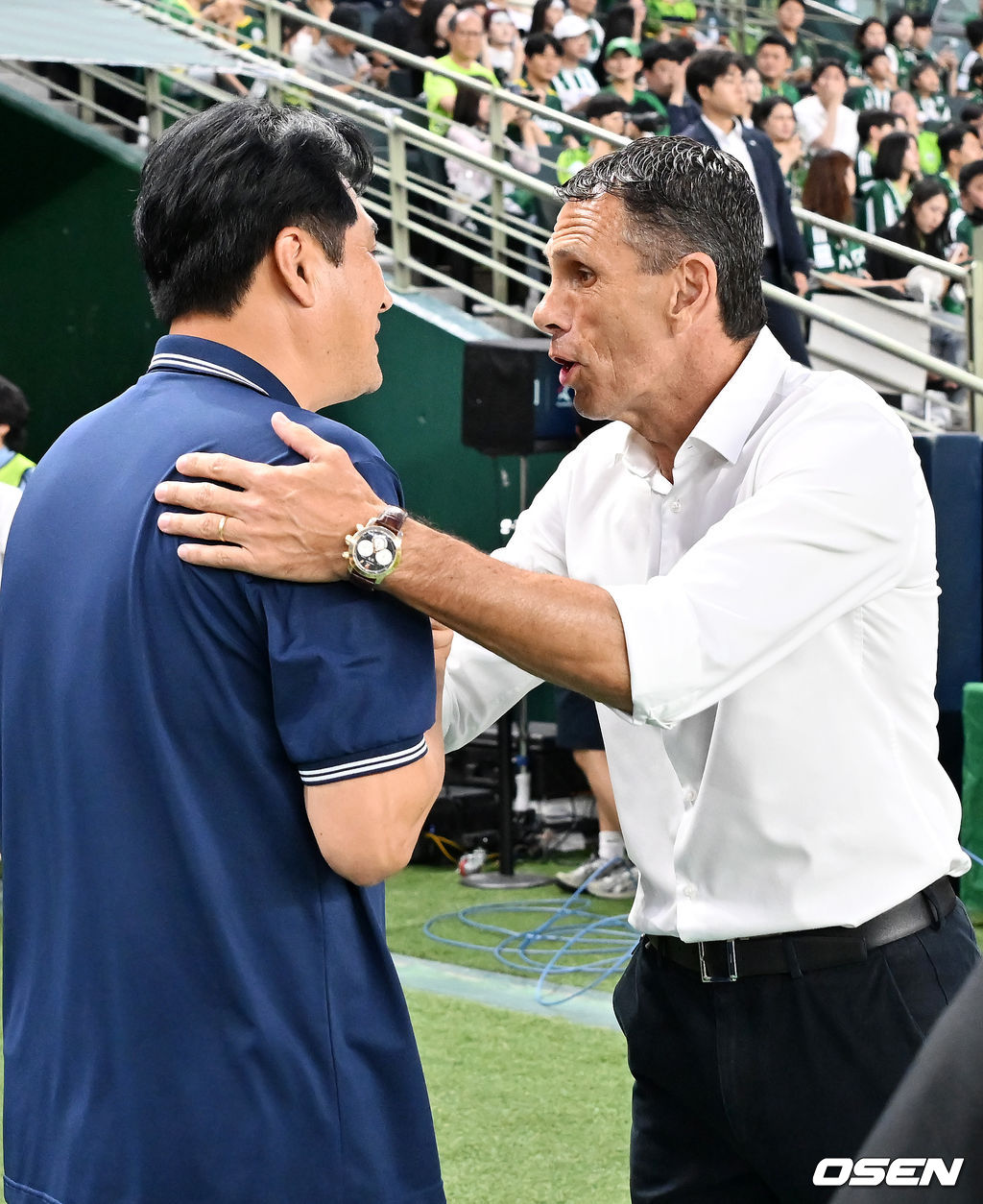 8일 오후 전주월드컵경기장에서 하나은행 K리그1 2025 25라운드 전북현대와 FC안양의 경기가 열렸다.  전북은 이날 21경기 연속 무패에 도전한다.경기 전 전북 거스 포옛 감독과 안양 유병훈 감독이 악수를 나누고 있다. 2025.08.08 / rumi@osen.co.kr