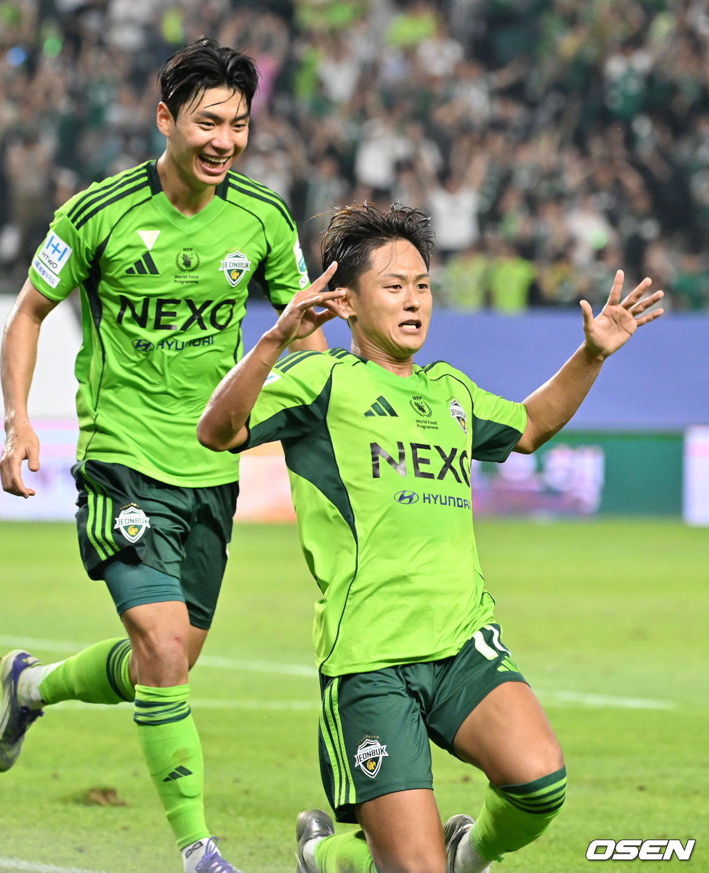 8일 오후 전주월드컵경기장에서 하나은행 K리그1 2025 25라운드 전북현대와 FC안양의 경기가 열렸다. 이 경기에서 전북은 박진섭의 선제골과 이승우의 결승골이 터져 FC안양을 2-1로 이겼다. 무려 21경기 연속 무패(16승5무)를 달린 전북(17승6무2패, 승점 57점)은 압도적 선두를 지켰다. 후반 전북 이승우가 추가골에 성공한 후 기뻐하고 있다. 2025.08.08 / rumi@osen.co.kr