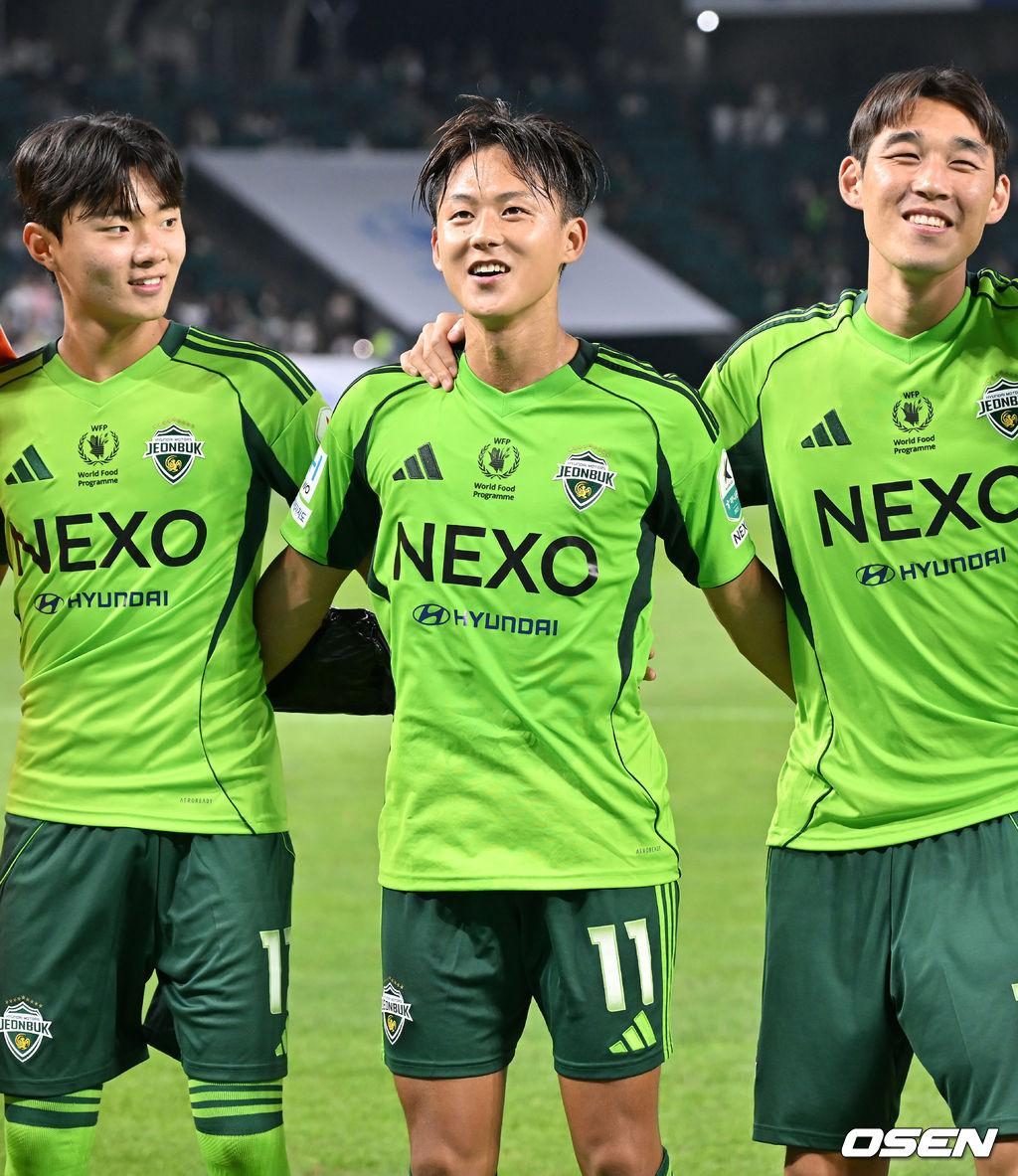 8일 오후 전주월드컵경기장에서 하나은행 K리그1 2025 25라운드 전북현대와 FC안양의 경기가 열렸다.  이 경기에서 전북은 박진섭의 선제골과 이승우의 결승골이 터져 FC안양을 2-1로 이겼다. 무려 21경기 연속 무패(16승5무)를 달린 전북(17승6무2패, 승점 57점)은 압도적 선두를 지켰다. 경기를 마치고 전북 이승우가 동료들과 함께 기뻐하고 있다. 2025.08.08 / rumi@osen.co.kr