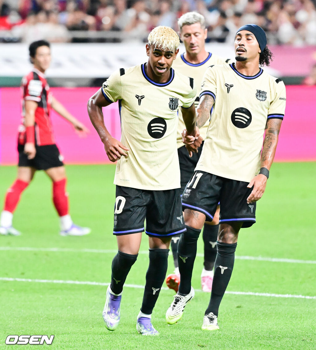 31일 오후 서울월드컵경기장에서 바르셀로나와 FC서울의 FC바르셀로나 2025 아시아 투어 에디션 한국 경기가 진행됐다.한지 플릭 감독이 이끄는 바르셀로나는 로베르트 레반도프스키를 필두로 하피냐, 다니 올모, 라민 야말이 공격진을, 중원에는 페드리, 프렌키 더 용이 구성하며, 포백은 알레한드로 발데, 로날드 아라우호, 파우 쿠바르시, 쥘 쿤데가 이룬다. 마지막으로 골문은 후안 가르시아가 지킨다.김기동 감독이 지휘하는 서울은 조영욱이 원톱으로 나서고, 문선민, 린가드, 안데르손이 지원 사격한다. 미드필드는 이승모, 정승원이 책임지고, 수비는 김진수, 정태욱, 야잔, 박수일이 구성한다. 골키퍼 장갑은 강현무가 착용한다.전반 바르셀로나 라민 야말이 추가골 넣고 기뻐하고 있다. 2025.07.31 / soul1014@osen.co.kr