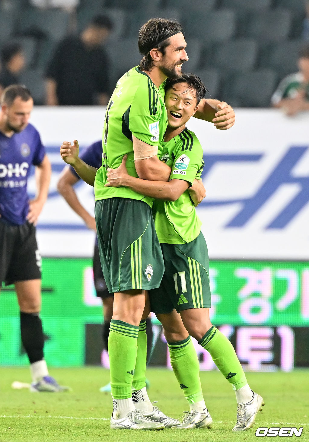 8일 오후 전주월드컵경기장에서 하나은행 K리그1 2025 25라운드 전북현대와 FC안양의 경기가 열렸다.  이 경기에서 전북은 박진섭의 선제골과 이승우의 결승골이 터져 FC안양을 2-1로 이겼다. 무려 21경기 연속 무패(16승5무)를 달린 전북(17승6무2패, 승점 57점)은 압도적 선두를 지켰다. 경기를 마치고 전북 이승우가 기뻐하고 있다. 2025.08.08 / rumi@osen.co.kr