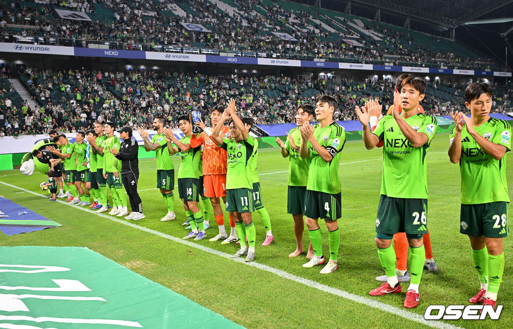 8일 오후 전주월드컵경기장에서 하나은행 K리그1 2025 25라운드 전북현대와 FC안양의 경기가 열렸다. 이 경기에서 전북은 박진섭의 선제골과 이승우의 결승골이 터져 FC안양을 2-1로 이겼다. 무려 21경기 연속 무패(16승5무)를 달린 전북(17승6무2패, 승점 57점)은 압도적 선두를 지켰다. 경기를 마치고 전북 이승우가 동료들과 함께 축구팬들에게 인사를 하고 있다. 2025.08.08 / rumi@osen.co.kr