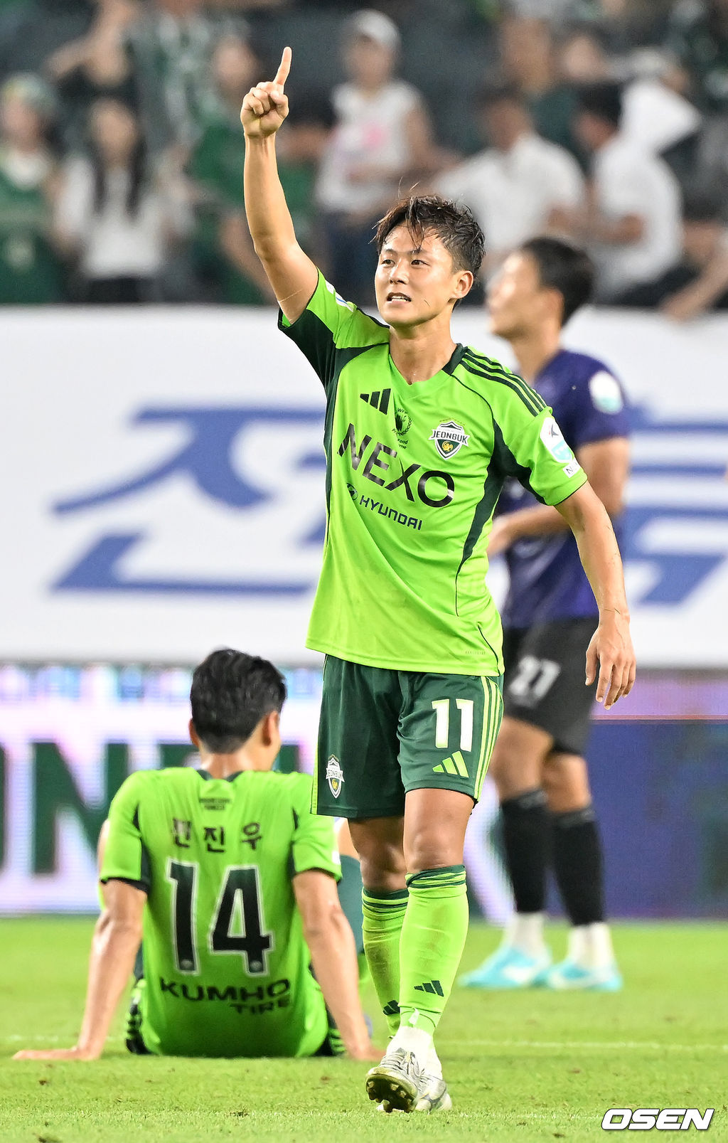 8일 오후 전주월드컵경기장에서 하나은행 K리그1 2025 25라운드 전북현대와 FC안양의 경기가 열렸다. 이 경기에서 전북은 박진섭의 선제골과 이승우의 결승골이 터져 FC안양을 2-1로 이겼다. 무려 21경기 연속 무패(16승5무)를 달린 전북(17승6무2패, 승점 57점)은 압도적 선두를 지켰다. 경기를 마치고 전북 이승우가 기뻐하고 있다. 2025.08.08 / rumi@osen.co.kr