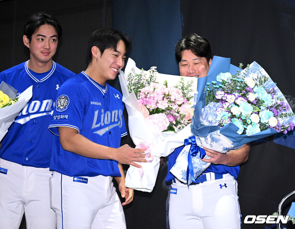 7일 오후 인천 오라카이 송도파크 호텔에서 삼성 라이온즈 오승환 은퇴 기자회견이 열렸다.삼성 구단은 6일 오승환이 올 시즌을 끝으로 은퇴 의사를 밝혔다고 전했다.삼성은 그의 등번호 21번을 영구결번으로 지정하기로 했다. 이는 이만수(22번), 양준혁(10번), 이승엽(36번)에 이어 구단 네 번째다.오승환은 KBO리그 통산 737경기에서 427세이브, 19홀드, 44승 33패, 평균자책점 2.32의 성적을 남겼다.삼성 구자욱과 원태인이 오승환에게 꽃다발을 전달하고 있다. 2025.08.07 /sunday@osen.co.kr