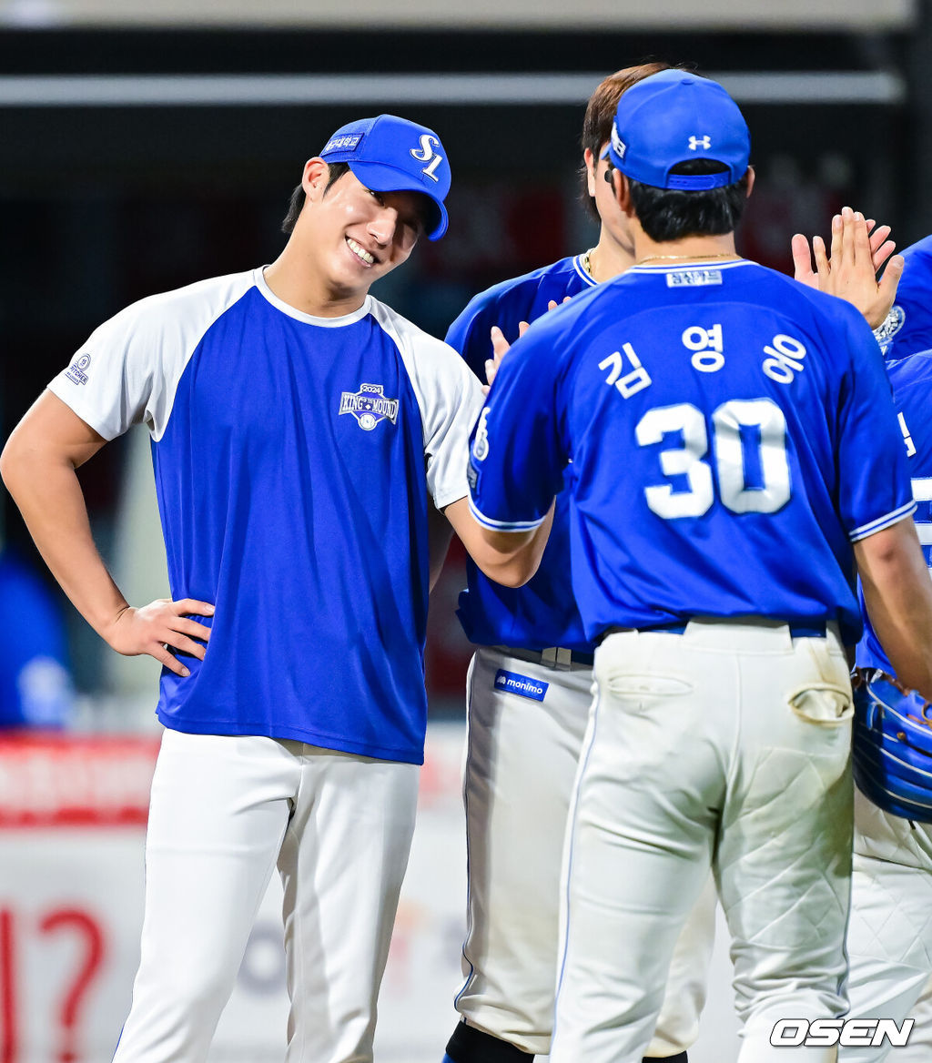 사자군단이 선발 원태인의 역투와 선발 전원 안타를 앞세워 6위 KT를 1경기 차이로 압박했다. 프로야구 삼성 라이온즈는 8일 수원KT위즈파크에서 열린 2025 신한 SOL뱅크 KBO리그 KT 위즈와의 시즌 11차전에서 8-4로 승리했다. 경기종료 후 승리투수가 된 삼성 원태인이 결승타 주인공 김영웅과 하이파이브를 하고 있다.   2025.08.08 / soul1014@osen.co.kr