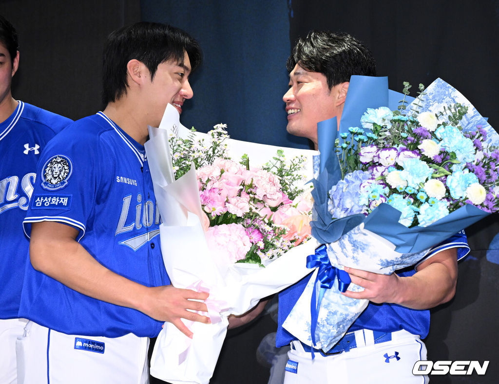 7일 오후 인천 오라카이 송도파크 호텔에서 삼성 라이온즈 오승환 은퇴 기자회견이 열렸다.삼성 구단은 6일 오승환이 올 시즌을 끝으로 은퇴 의사를 밝혔다고 전했다.삼성은 그의 등번호 21번을 영구결번으로 지정하기로 했다. 이는 이만수(22번), 양준혁(10번), 이승엽(36번)에 이어 구단 네 번째다.오승환은 KBO리그 통산 737경기에서 427세이브, 19홀드, 44승 33패, 평균자책점 2.32의 성적을 남겼다.삼성 원태인이 오승환에게 꽃다발을 전달하고 있다. 2025.08.07 /sunday@osen.co.kr