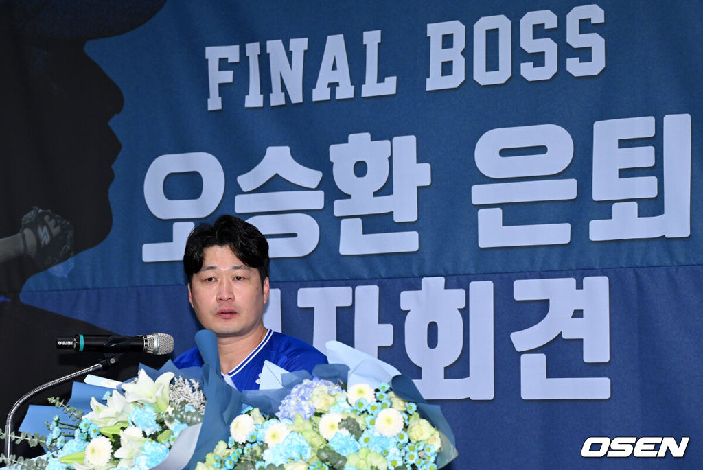 7일 오후 인천 오라카이 송도파크 호텔에서 삼성 라이온즈 오승환 은퇴 기자회견이 열렸다.삼성 구단은 6일 오승환이 올 시즌을 끝으로 은퇴 의사를 밝혔다고 전했다.삼성은 그의 등번호 21번을 영구결번으로 지정하기로 했다. 이는 이만수(22번), 양준혁(10번), 이승엽(36번)에 이어 구단 네 번째다.오승환은 KBO리그 통산 737경기에서 427세이브, 19홀드, 44승 33패, 평균자책점 2.32의 성적을 남겼다.삼성 오승환이 기자회견을 가지고 있다. 2025.08.07 /sunday@osen.co.kr