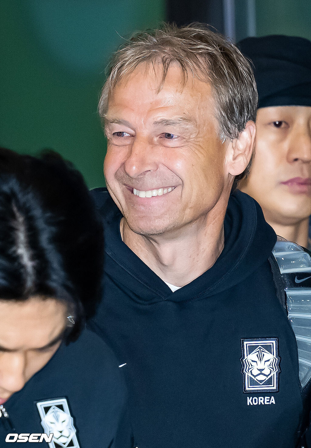 4강에서 요르단에 패하며 2023 카타르 아시안컵 여정을 마무리한 대한민국 축구대표팀이 8일 오후 인천국제공항을 통해 입국했다.클린스만 감독이 입국장을 통과하며 미소짓고 있다. 2024.02.08 / rumi@osen.co.kr