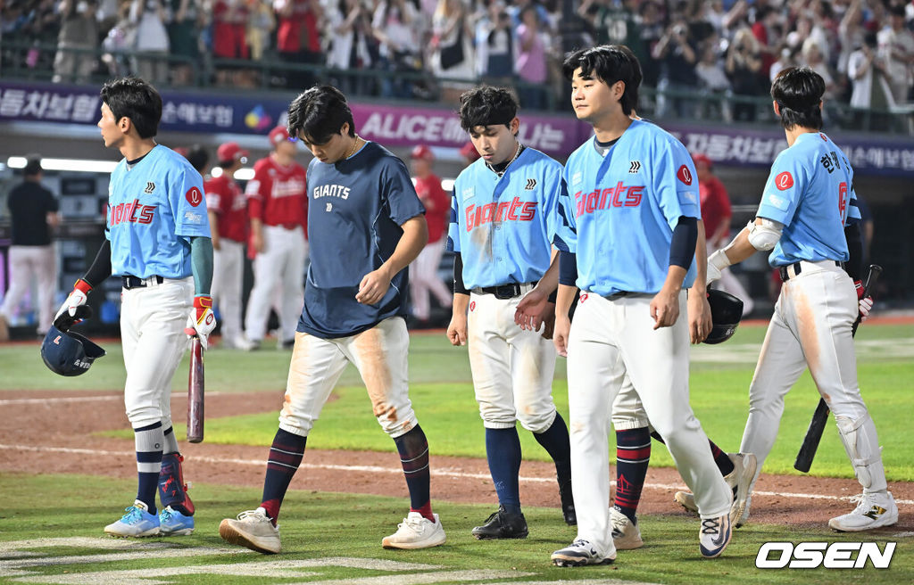 8일 부산 사직야구장에서 2025 신한 SOL 뱅크 KBO 리그 롯데 자이언츠와 SSG 랜더스의 경기가 열렸다. 홈팀 롯데는 나균안이, 방문팀 SSG는 최민준이 선발 출전했다.롯데 자이언츠 선수들이 SSG 랜더스에 0-1로 패한 후 아쉬워하고 있다. 2025.08.08 / foto0307@osen.co.kr
