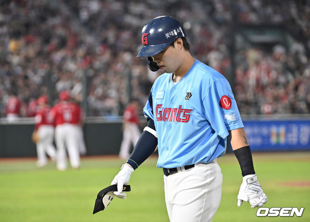 8일 부산 사직야구장에서 2025 신한 SOL 뱅크 KBO 리그 롯데 자이언츠와 SSG 랜더스의 경기가 열렸다. 홈팀 롯데는 나균안이, 방문팀 SSG는 최민준이 선발 출전했다.롯데 자이언츠 고승민이 5회말 2사 만루 좌익수 플라이 아웃으로 물러나고 있다. 2025.08.08 / foto0307@osen.co.kr