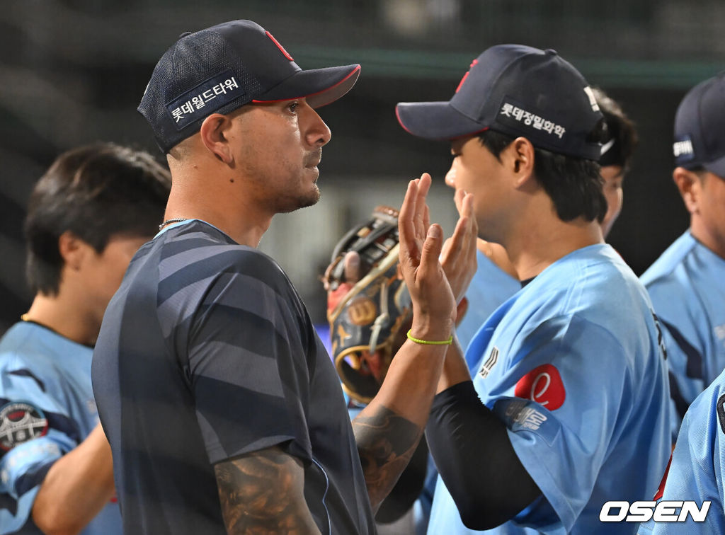 8일 부산 사직야구장에서 2025 신한 SOL 뱅크 KBO 리그 롯데 자이언츠와 SSG 랜더스의 경기가 열렸다. 홈팀 롯데는 나균안이, 방문팀 SSG는 최민준이 선발 출전했다.롯데 자이언츠 새 외국인 투수 빈스 벨라스케즈가 손호영과 하이파이브를 하고 있다. 2025.08.08 / foto0307@osen.co.kr