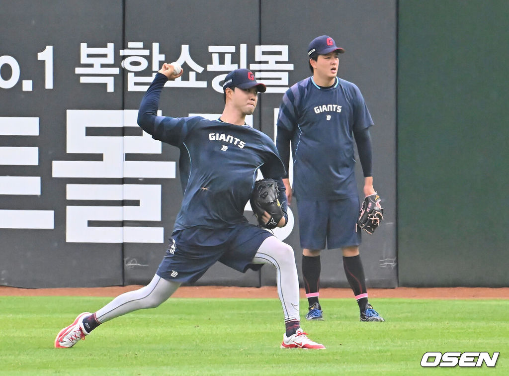 5일 부산 사직야구장에서 2025 신한 SOL 뱅크 KBO 리그 롯데 자이언츠와 KIA 타이거즈의 경기가 열렸다. 홈팀 롯데는 감보아가, 방문팀 KIA는 네일이 선발 출전했다.롯데 자이언츠 윤성빈과 김원중이 훈련을 하고 있다. 2025.08.05 / foto0307@osen.co.kr