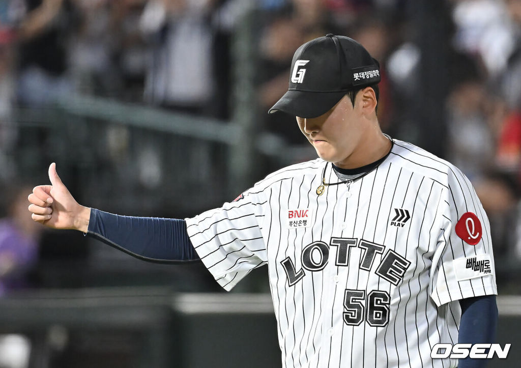 27일 부산 사직야구장에서 2025 신한 SOL 뱅크 KBO 리그 롯데 자이언츠와 KIA 타이거즈의 경기가 열렸다. 홈팀 롯데는 나균안이, 방문팀 KIA는 네일이 선발 출전했다.롯데 자이언츠 최준용이 8회초 수비를 무실점으로 막고 엄지척을 하고 있다. 2025.07.27 / foto0307@osen.co.kr