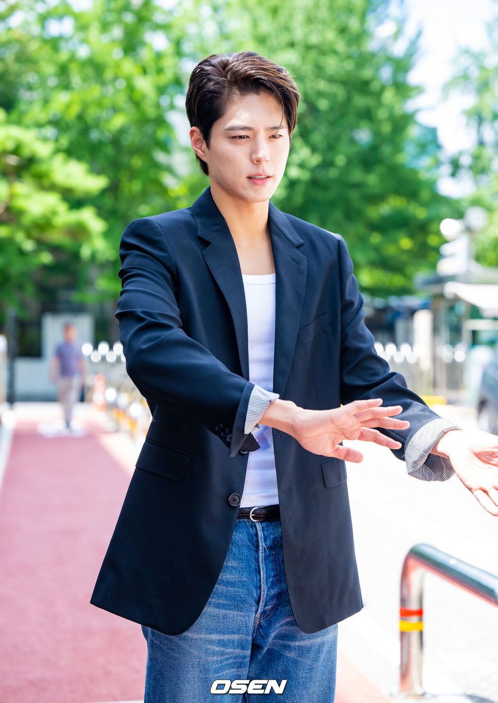 22일 오후 서울 여의도 KBS 신관에서 KBS 2TV '더 시즌즈 - 박보검의 칸타빌레' 녹화가 진행됐다.<br /><br />박보검은 드라마 ‘굿보이’와 심야 음악 프로그램 ‘더 시즌즈-박보검의 칸타빌레’ MC로 활약하며 활발한 활동을 이어가고 있다.<br /><br />도로에 나온 팬들의 안전을 염려한 박보검이 가던 길은 멈추고 팬들을 바라보고 있다. 2025.07.22 / soul1014@osen.co.kr