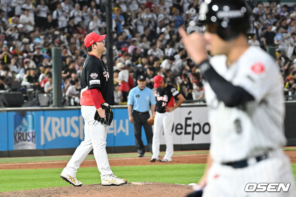 27일 부산 사직야구장에서 2025 신한 SOL 뱅크 KBO 리그 롯데 자이언츠와 KIA 타이거즈의 경기가 열렸다. 홈팀 롯데는 나균안이, 방문팀 KIA는 네일이 선발 출전했다.KIA 타이거즈 조상우가 8회말 2사 2,3루 롯데 자이언츠 전준우 전준우에게 우중간 2타점 2루타를 맞고 아쉬워하고 있다. 2025.07.27 / foto0307@osen.co.kr