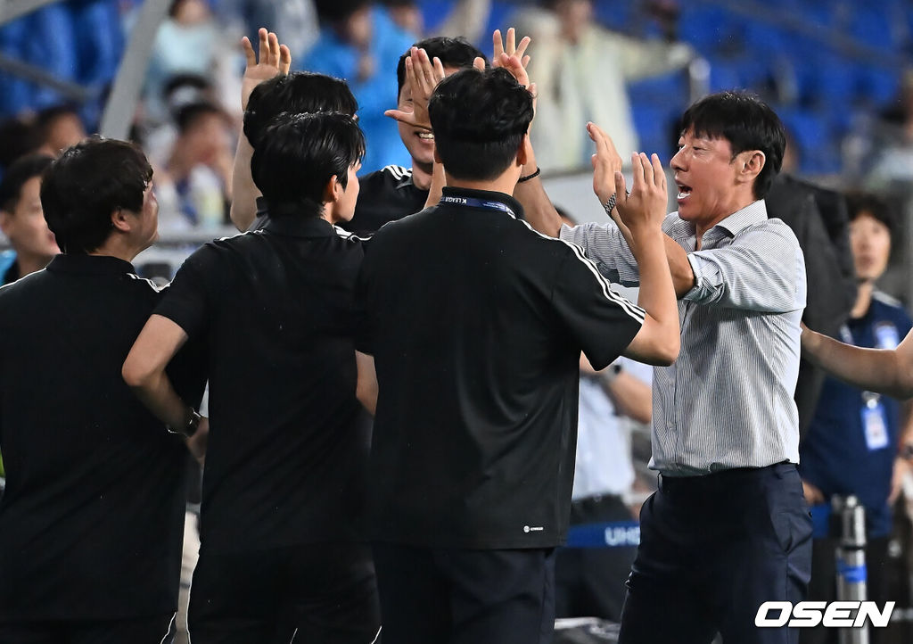 9일 울산 문수축구경기장에서 하나은행 K리그1 2025 울산 HD와 제주SK의 경기가 열렸다.  신태용 감독이 울산 HD 데뷔전이자 13년 만의 K리그 복귀 경기에 나섰다. 울산 HD 신태용 감독이 루빅손의 골이 성공하자 기뻐하고 있다. 2025.08.09 / foto0307@osen.co.kr