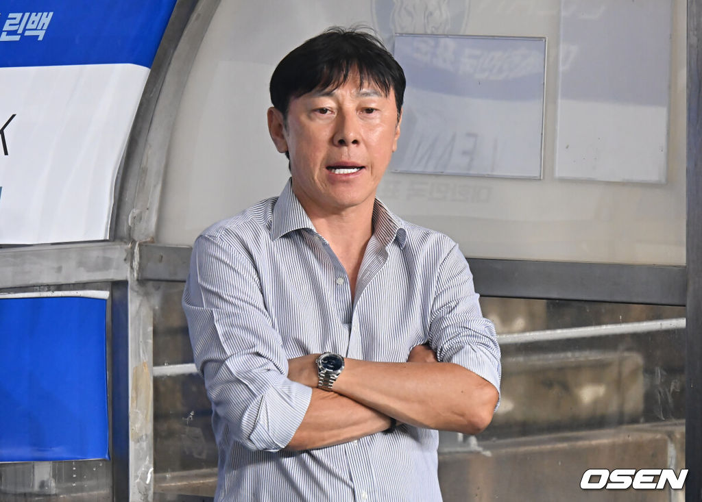 9일 울산 문수축구경기장에서 하나은행 K리그1 2025 울산 HD와 제주SK의 경기가 열렸다. 신태용 감독이 울산 HD 데뷔전이자 13년 만의 K리그 복귀 경기에 나섰다. 울산 HD 신태용 감독이 경기를 지켜보고 있다. 2025.08.09 / foto0307@osen.co.kr