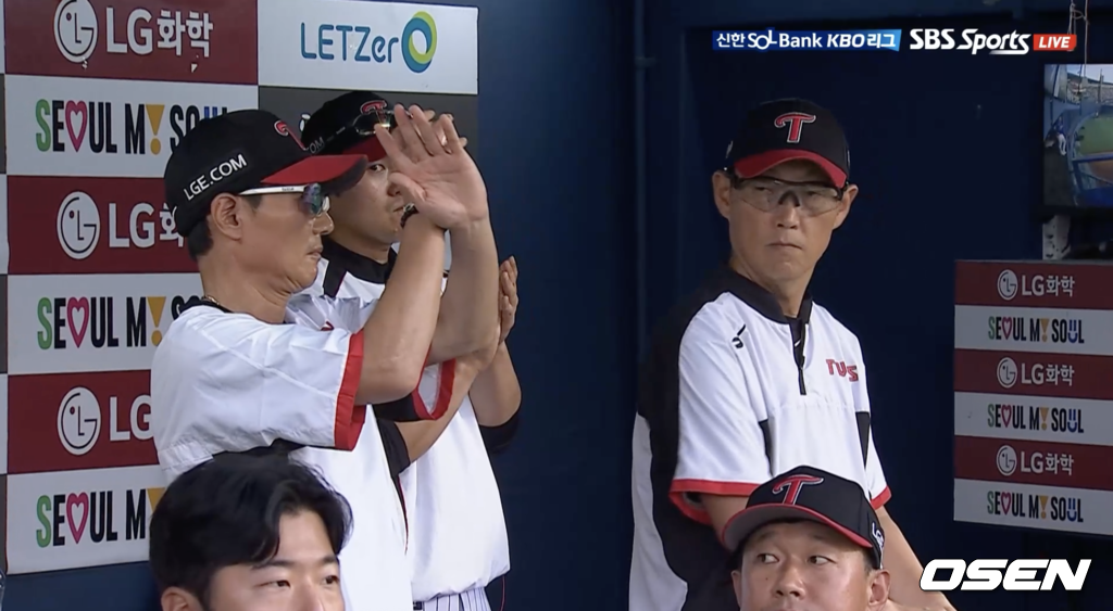 염경엽 LG 감독이 9일 잠실구장에서 열린 한화와 경기에서 6-0으로 앞선 3회말 1사 1루에서 두 팔로 ‘X’자 표시를 만들며 도루를 하지 말라고 지시했다. / 티빙 중계 화면