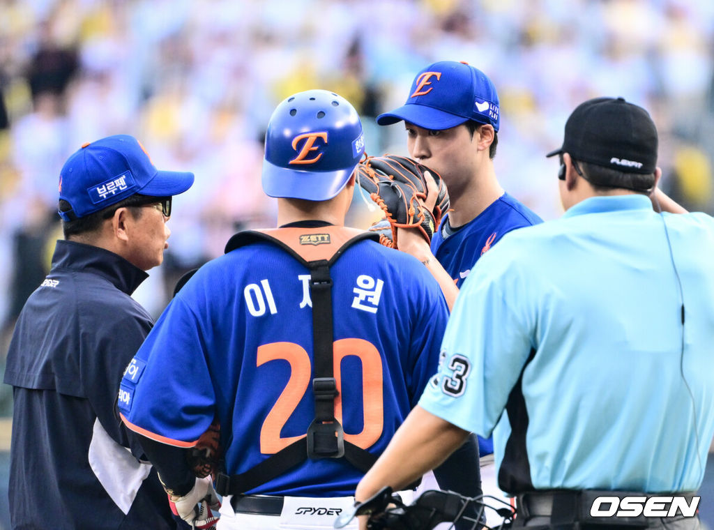 9일 오후 서울 잠실구장에서 ‘2025 신한 SOL Bank KBO리그’ LG 트윈스와 한화 이글스의 경기가 열렸다.LG는 치리노스, 한화는 엄상백을 선발로 내세웠다.1회말 1사 2루에서 한화 엄상백이 LG 오스틴에게 투런포를 허용하자 양상문 투수코치가 마운드에 방문하고 있다. 2025.08.09 /cej@osen.co.kr