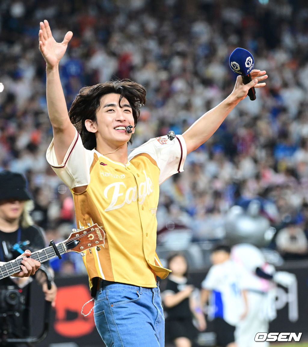 12일 오후 대전 한화생명볼파크에서 ‘2025 신한 SOL Bank KBO리그’ 올스타전이 열렸다.KBO 올스타전 경기는 드림 올스타와 나눔올스타 대표로 나선 총 30명의 선수가 치열한 승부를 펼친다.그룹 잔나비 최정훈이 클리닝타임 공연에 나서고 있다. 2025.07.12 / dreamer@osen.co.kr