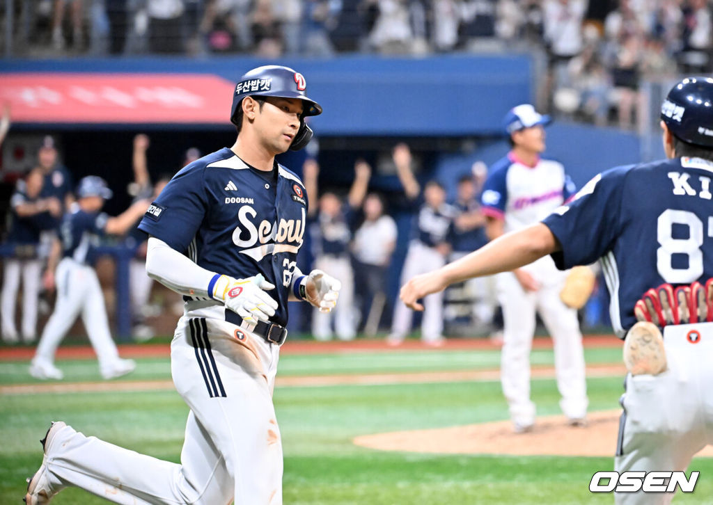 9일 오후 서울 고척스카이돔에서 ‘2025 신한 SOL Bank KBO리그’ 키움 히어로즈와 두산 베어스의 경기가 열렸다.키움은 메르세데스, 두산은 최민석을 선발로 내세웠다.8회초 1사 주자 1루 두산 강승호가 좌월 역전 투런포를 때린 후 달려나오고 있다.  2025.08.09 / rumi@osen.co.kr