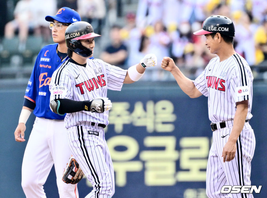 9일 오후 서울 잠실구장에서 ‘2025 신한 SOL Bank KBO리그’ LG 트윈스와 한화 이글스의 경기가 열렸다.LG는 치리노스, 한화는 엄상백을 선발로 내세웠다.1회말 LG 선두타자 신민재가 14구 승부 끝 안타로 출루하고 있다. 2025.08.09 /cej@osen.co.kr