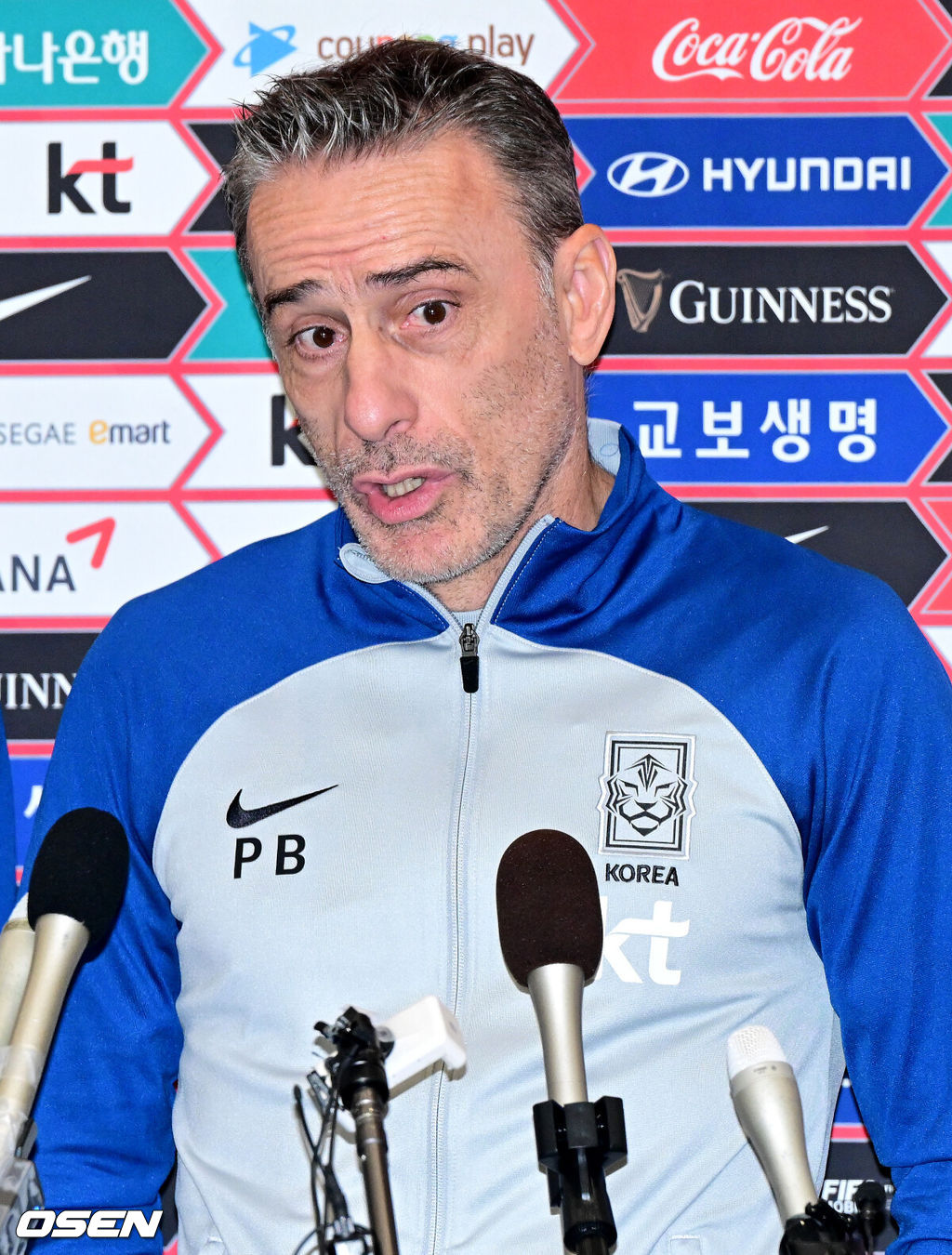 ‘2022 카타르 월드컵’에서 12년 만에 16강 진출 쾌거를 달성한 대한민국 축구대표팀이 7일 오후 인천공항읕 통해 귀국했다.대한민국 파울루 벤투 감독이 귀국해 취재진과 인터뷰를 갖고 있다. 2022.12.07 / dreamer@osen.co.kr
