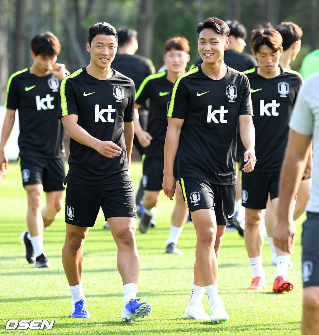 대한민국 축구 국가대표팀이 오는 7일과 11일 부산과 서울에서 열리는 호주-이란과의 A매치를 준비하기 위해 3일 오후 경기도 파주 NFC로 소집된 뒤 훈련을 진행했다.A대표팀 황희찬과 백승호가 달리기를 마친 뒤 이동하며 미소짓고 있다. /dreamer@osen.co.kr