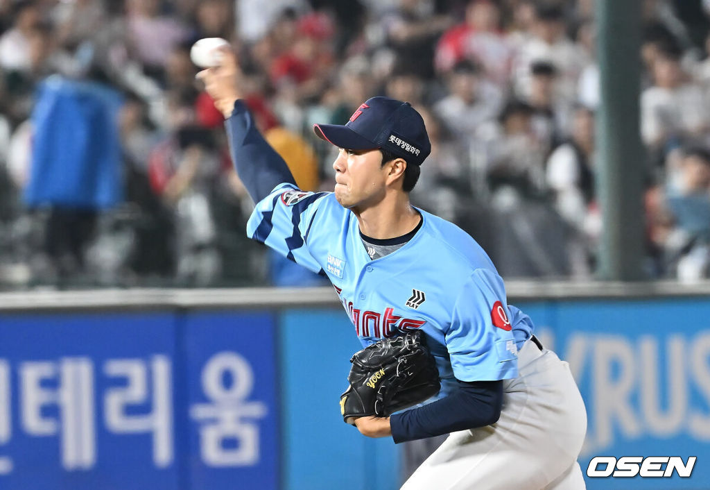 8일 부산 사직야구장에서 2025 신한 SOL 뱅크 KBO 리그 롯데 자이언츠와 SSG 랜더스의 경기가 열렸다. 홈팀 롯데는 나균안이, 방문팀 SSG는 최민준이 선발 출전했다.롯데 자이언츠 윤성빈이 역투하고 있다. 2025.08.08 / foto0307@osen.co.kr