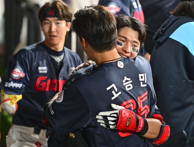 4일 대구삼성라이온즈파크에서 2024 신한 SOL 뱅크 KBO 리그 삼성 라이온즈와 롯데 자이언츠의 경기가 열렸다. 삼성은 아쉬운 역전패 분위기 반전을 위해 레예스를 선발로 롯데는 사직예수 윌커슨을 선발로 짜릿한 1점차 역전승 분위기를 이어간다.롯데 자이언츠 윤동희가 9회초 좌월 솔로 홈런을 치고 고승민과 포옹하고 있다. 2024.05.04 / foto0307@osen.co.kr
