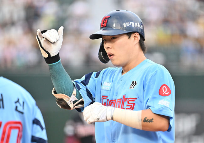 5일 부산 사직야구장에서 2025 신한 SOL 뱅크 KBO 리그 롯데 자이언츠와 KIA 타이거즈의 경기가 열렸다. 홈팀 롯데는 감보아가, 방문팀 KIA는 네일이 선발 출전했다.롯데 자이언츠 고승민이 1회말 우익수 앞 안타를 치고 세리머니를 하고 있다. 2025.08.05 / foto0307@osen.co.kr
