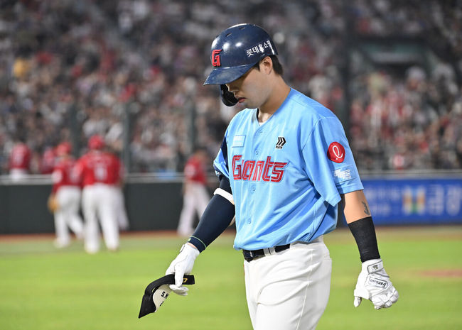 8일 부산 사직야구장에서 2025 신한 SOL 뱅크 KBO 리그 롯데 자이언츠와 SSG 랜더스의 경기가 열렸다. 홈팀 롯데는 나균안이, 방문팀 SSG는 최민준이 선발 출전했다.롯데 자이언츠 고승민이 5회말 2사 만루 좌익수 플라이 아웃으로 물러나고 있다. 2025.08.08 / foto0307@osen.co.kr