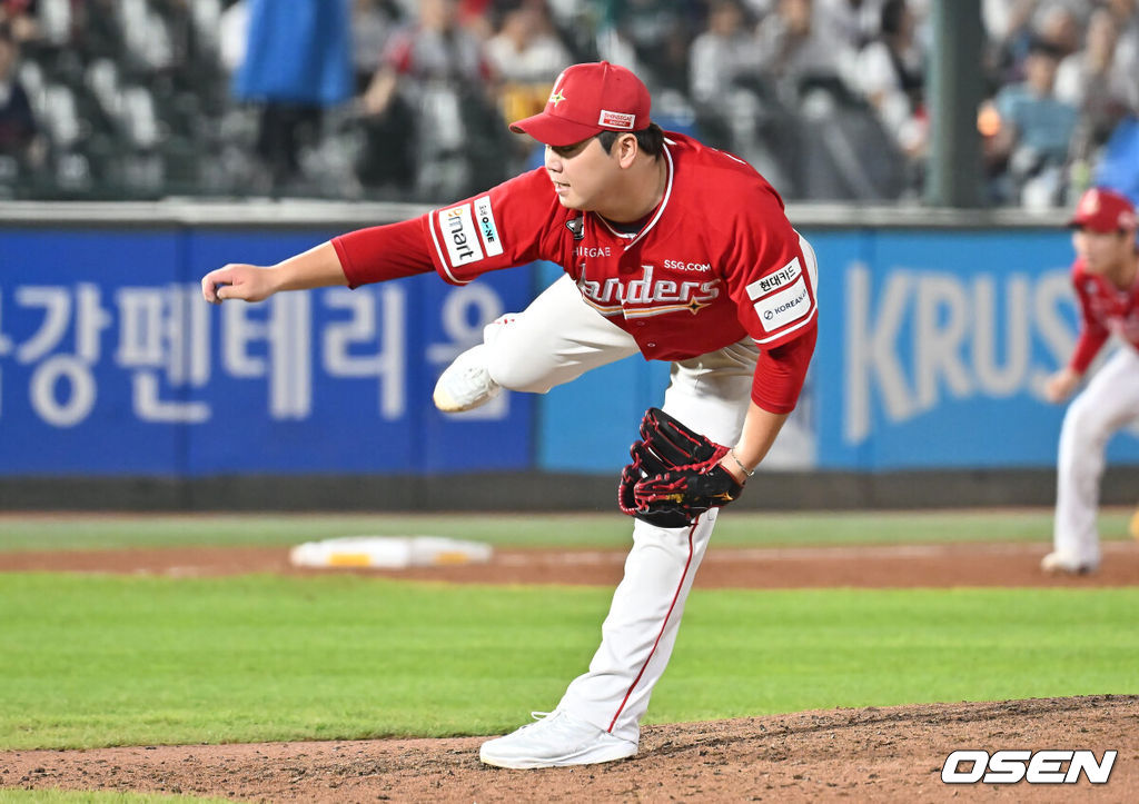 8일 부산 사직야구장에서 2025 신한 SOL 뱅크 KBO 리그 롯데 자이언츠와 SSG 랜더스의 경기가 열렸다. 홈팀 롯데는 나균안이, 방문팀 SSG는 최민준이 선발 출전했다.SSG 랜더스 이로운이 역투하고 있다. 2025.08.08 / foto0307@osen.co.kr