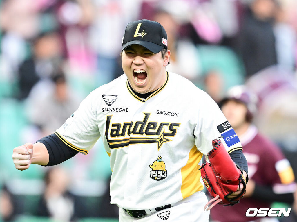 26일 인천 미추홀구 SSG랜더스필드에서 '2025 신한 SOL Bank KBO리그' SSG 랜더스와 키움 히어로즈의 경기가 열렸다. 홈팀 SSG는 앤더슨, 키움은 로젠버그를 선발로 내세웠다. 7회초 2사 만루 SSG 이로운이 키움 김태진을 외야플라이로 처리한 뒤 포효하고 있다.  2025.04.26 / ksl0919@osen.co.kr