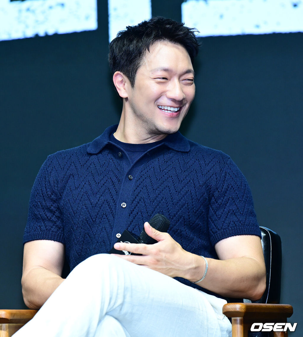 14일 오전 서울 종로구 JW 메리어트 동대문 스퀘어에서 디즈니+ 오리지널 시리즈 '나인 퍼즐' 제작발표회가 열렸다.윤종빈 감독의 신작 '나인 퍼즐’은 10년 전, 미결 사건의 유일한 목격자이자 현직 프로파일러인 ‘이나’(김다미)와 그를 끝까지 용의자로 의심하는 강력팀 형사 ‘한샘’(손석구)이 의문의 퍼즐 조각과 함께 다시 시작된 연쇄살인 사건의 비밀을 파헤치는 추리 스릴러다.배우 손석구가 간담회를 하고 있다. 2025.05.14 /jpnews@osen.co.kr