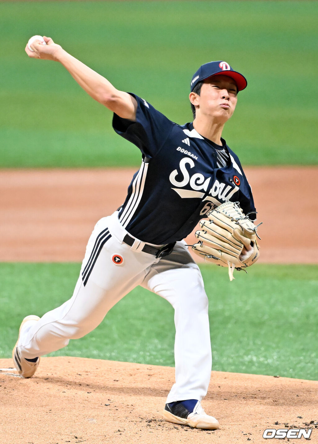 9일 오후 서울 고척스카이돔에서 ‘2025 신한 SOL Bank KBO리그’ 키움 히어로즈와 두산 베어스의 경기가 열렸다.키움은 메르세데스, 두산은 최민석을 선발로 내세웠다.두산 선발 최민석이 마운드 위에서 힘차게 공을 뿌리고 있다. 2025.08.09 / rumi@osen.co.kr