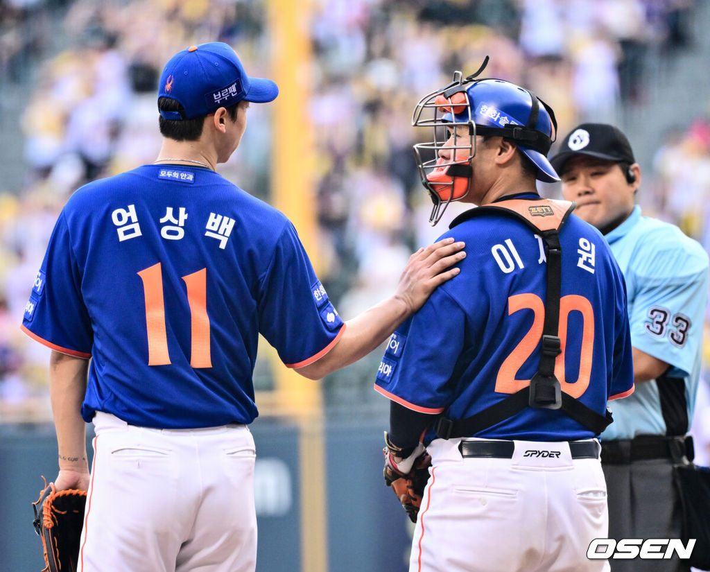 9일 오후 서울 잠실구장에서 ‘2025 신한 SOL Bank KBO리그’ LG 트윈스와 한화 이글스의 경기가 열렸다.LG는 치리노스, 한화는 엄상백을 선발로 내세웠다.1회말 2사 1,2루 LG 오지환에게 적시타를 허용한 한화 엄상백이 포수 이재원과 대화를 나누고 있다. 2025.08.09 /cej@osen.co.kr