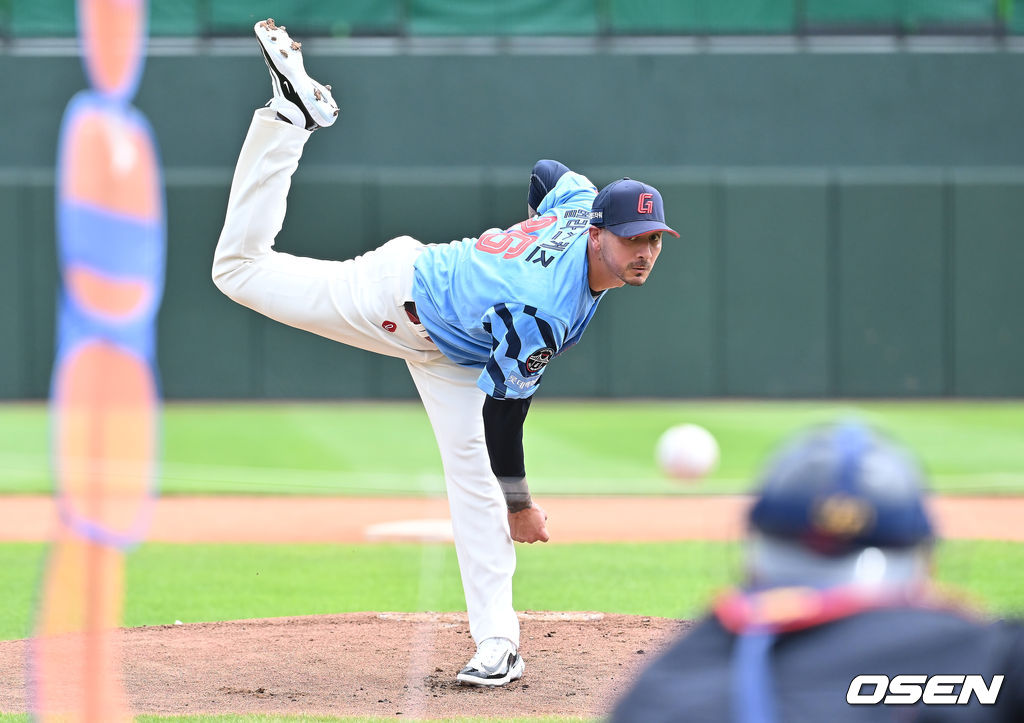 10일 부산 사직야구장에서 2025 신한 SOL 뱅크 KBO 리그 롯데 자이언츠와 SSG 랜더스의 경기가 열린다. 홈팀 롯데는 박세웅이, 방문팀 SSG는 김건우가 선발 출전한다.롯데 자이언츠 새 외국인 투수 벨라스케즈가 사직야구장 마운드에 올라 투구를 하고 있다. 2025.08.10 / foto0307@osen.co.kr