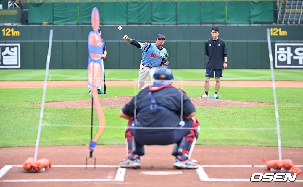 10일 부산 사직야구장에서 2025 신한 SOL 뱅크 KBO 리그 롯데 자이언츠와 SSG 랜더스의 경기가 열린다. 홈팀 롯데는 박세웅이, 방문팀 SSG는 김건우가 선발 출전한다.롯데 자이언츠 새 외국인 투수 벨라스케즈가 사직야구장 마운드에 올라 투구를 하고 있다. 2025.08.10 / foto0307@osen.co.kr